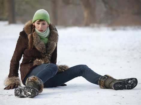 Schnee, glatt, ausrutschen, Scheeräumen, Foto: iStock/Marina_Ph