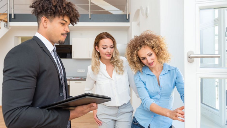 Wohnungsübergabeprotokoll, Foto von zwei Frauen, die ein offenes Fenster genau ansehen, daneben steht ein Mann im Anzug mit einem Klemmbrett in der Hand, Foto: Petra Homeier / stock.adobe.com