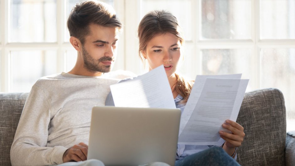 Heizkostenabrechnung prüfen, Mann und Frau sitzen am Laptop und prüfen Dokumente, Foto: fizkes / stock.adobe.com