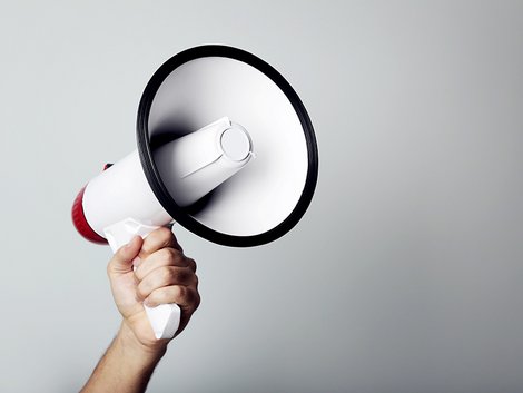 Wettbewerbsrecht, Makler, Vertragsabwicklung, eine Hand hält ein Megafon in die Luft, Foto: 5second / stock.adobe.com