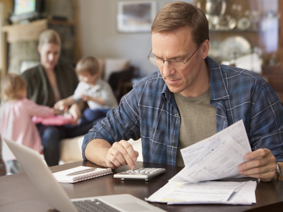 Gebäudeversicherung, Mann tippt auf Taschenrechner und hält Blätter in der Hand, Foto: iStock/SelectStock