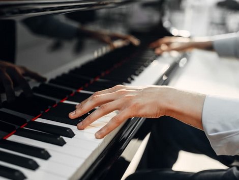 Was Hauseigentümer dulden müssen, zwei Hände, die auf Klavier spielen, Foto: stock.adobe.com/Nomad_Soul
