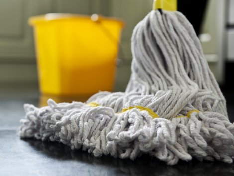 Alt-Tags: Kehrwoche, Treppenhausreinigung, Hausordnung Foto: iStock/kirstyokeeffe