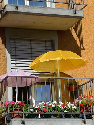 Balkon, Sonnenschirm, Foto: celeste clochard/fotolia.com