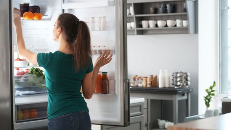 energiesparen, Frau steht vor geöffnetem Kühlschrank, Foto: Pixel-Shot/stock.adobe.com