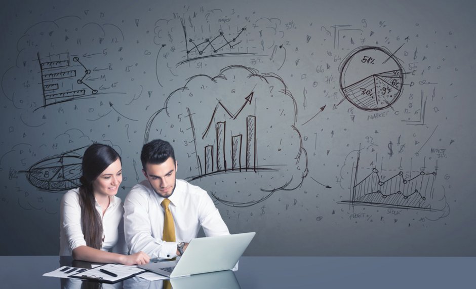 Pärchen sitzt am Tisch mit Laptop. Grauer Hintergrund mit mathematischen und wirtschaftlichen Zeichnungen, Kreidtvergleich, Foto: ra2 studio/fotolia.com