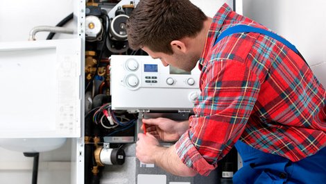 Energiesparen, Handwerker wartet eine Heizung, Foto: iStock.com/AlexRaths