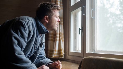 Einbruchschutz, Nachbarin sieht aus Fenster, Wachsamkeit, Foto: koldunova_anna / stock.adobe.com