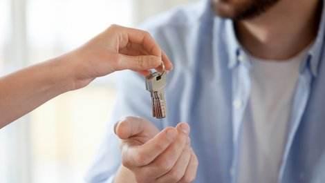 Zweitschlüssel, Ersatzschlüssel an eine Vertrauensperson geben, Foto: iStock.com / fizkes