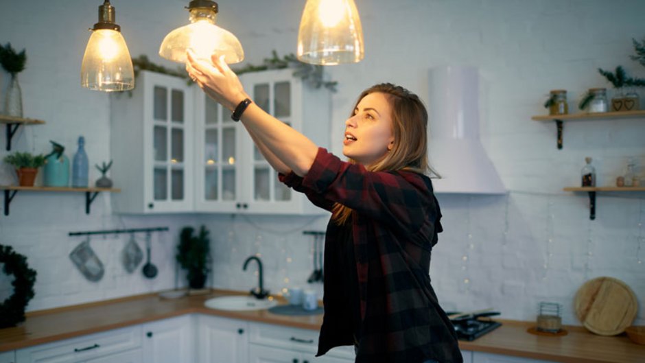 energiesparen, Stromkosten senken, Frau wechselt Glühbirne gegen LED aus, Foto: ryzhenko23/stock.adobe.com