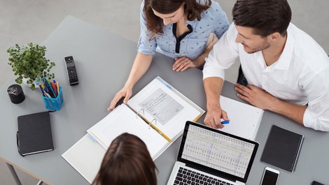 mieten oder kaufen, Bild von einem Paar bei einer Bankberaterin, die ihnen einen Plan erklärt, Foto: contrastwerkstatt / stock.adobe.com