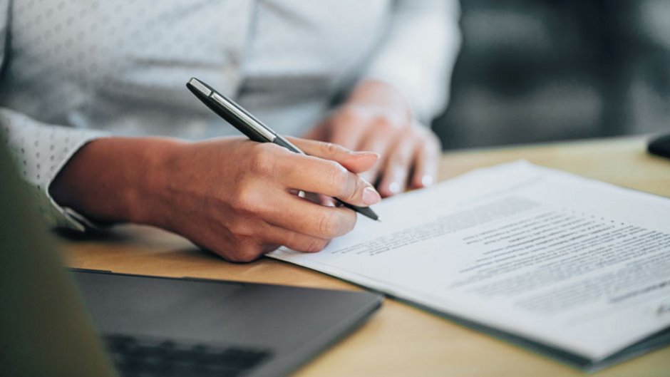 Ein Vertrag und eine Person mit Stift kurz vor der Unterzeichnung, Foto: istock.com / VioletaStoimenova