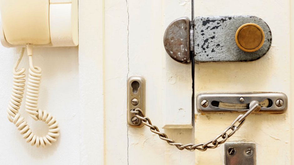 Einbruchschutz, Wohnungstür, Schlösser, Türkette, Gegensprechanlage, Foto: Ewald Fröch / stock.adobe.com