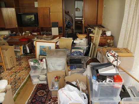 Haushaltsauflösung, Hausrat, Altmodisches Wohnzimmer steht voller Kisten und Kartons mit Gerümpel, Foto: absolutimages/stock.adobe.com