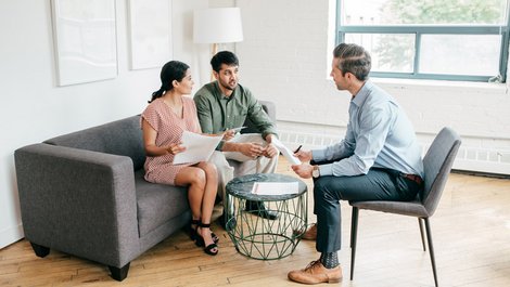 Ein Vermieter im Gespräch mit Mietinteressenten, Foto: istock.com / kate_sept2004