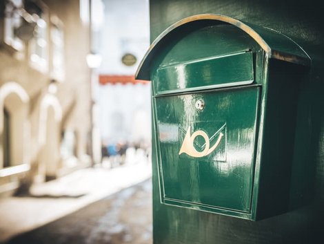 Betriebskostenabrechnung erstellen, Porto, Briefkasten, Foto: iStock.com/MilaDrumeva