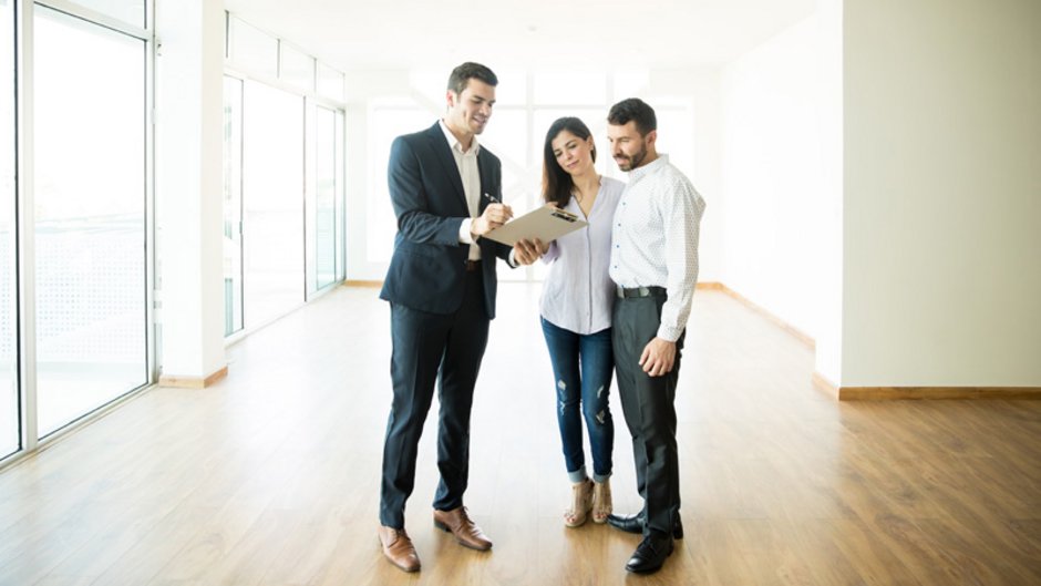 mieten oder kaufen, Bild mit einem Paar bei der Besichtigung einer Wohnung mit einem Makler, Foto: AntonioDiaz / stock.adobe.com