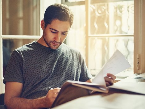 Mietvertrag, prüfen, Foto: iStock/ Cecile Arcurs