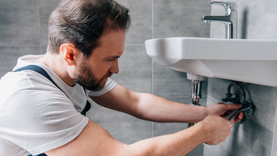 Wohnungsübergabeprotokoll, Foto von einem Mann, der ein Waschbecken repariert, Foto: LIGHTFIELD STUDIOS / stock.adobe.com