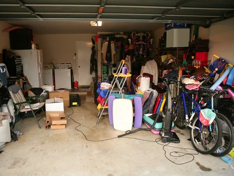 Haushaltsauflösung, Garage, Viele verschiedene Gegenstände sind in einer Garage gelagert, Foto: lunamarina/stock.adobe.com