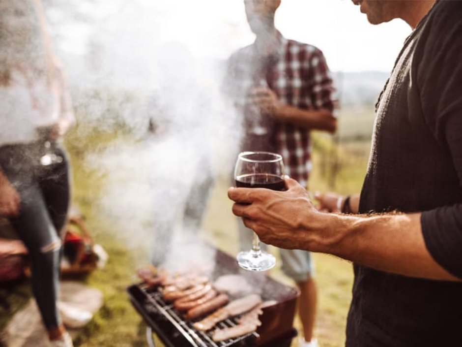 Was Hauseigentümer hinnehmen müssen, Gruppe, die zusammen grillt, Foto: iStock.com/franckreporter