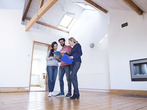 Hausübergabeprotokoll, Übergabe, Rundgang, Zeuge, Foto: iStock/SolStock