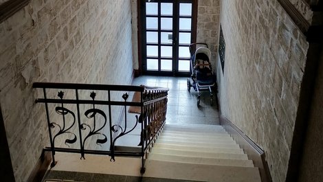 Stiegenhaus, Kinderwagen im Hausflur, Foto: Jogerken / stock.adobe.com