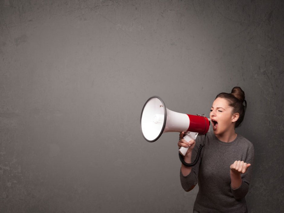 Perfektes Inserat, Frau mit Megaphon vor grauer Wand, Foto: ra2 studio/stock.adobe.com