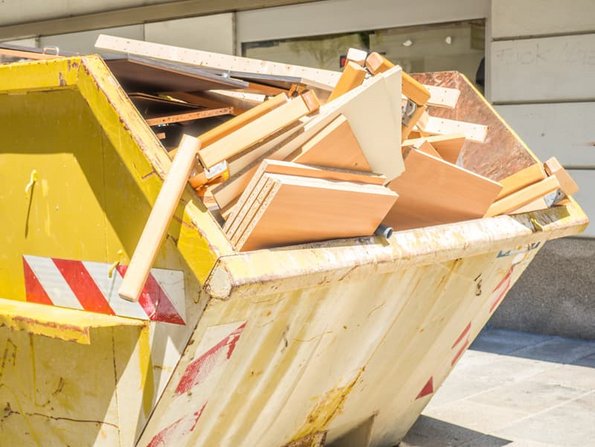 Haushaltsauflösung, Container gefüllt mit demontierten Möbeln steht auf der Straße, Foto: Animaflora PicsStock/ stock.adobe.com