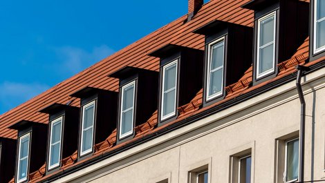Ein zu Wohnungen ausgebautes Dachgeschoss. Foto: Gina Sanders / stock.adobe.com