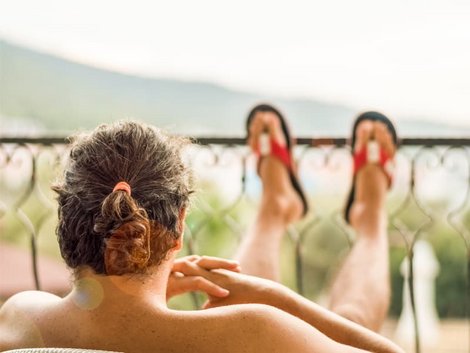 Was Hauseigentümer dulden müssen, Mann sonnt sich nackt im Freien, Foto: ipekmorel/stock.adobe.com