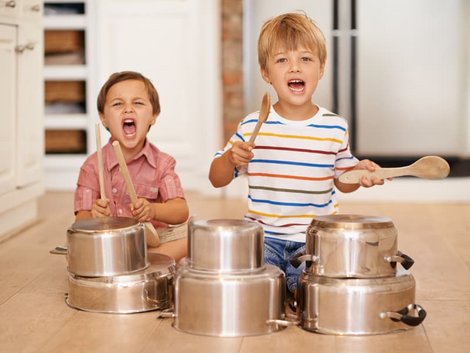 Was Hauseigentümer dulden müssen, zwei Kinder schlagen auf Töpfe und schreien, Foto: iStock.com/PeopleImages
