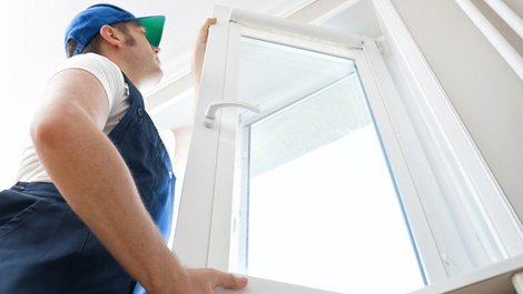 Ein Fenster wird eingebaut, Foto: iStock.com / DmitriMaruta