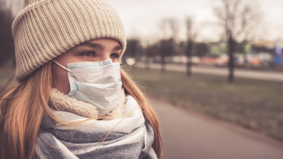 Corona, Mieter, Eine Frau trägt Mütze und Mund-Nasenschutzmaske, Foto: shintartanya / stock.adobe.com