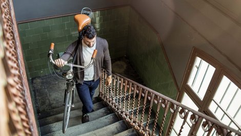 Stiegenhaus, Fahrrad in die Wohnung tragen, Foto: iStock.com / xavierarnau