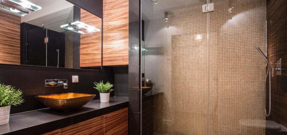 Neues Badezimmer, braun und schwarz, viel Glas, Kreditvergleich, Foto: Photographee/fotolia.com