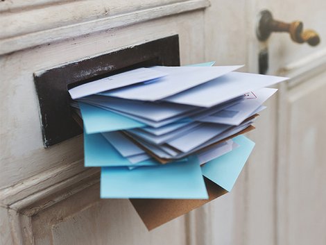 Alt-Tags: voller Briefkasten, Briefkasten quillt über Foto: iStock/PeopleImages