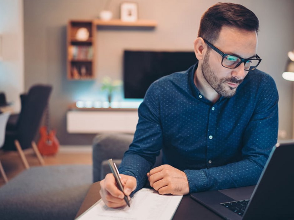 Betriebskostenabrechnung prüfen, Mieter prüft seine Abrechnung, Foto: istock.com/ pixelfit