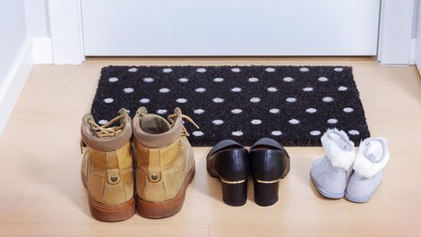 Stiegenhaus, Schuhe, Foto: OSORIOartist / stock.adobe.com