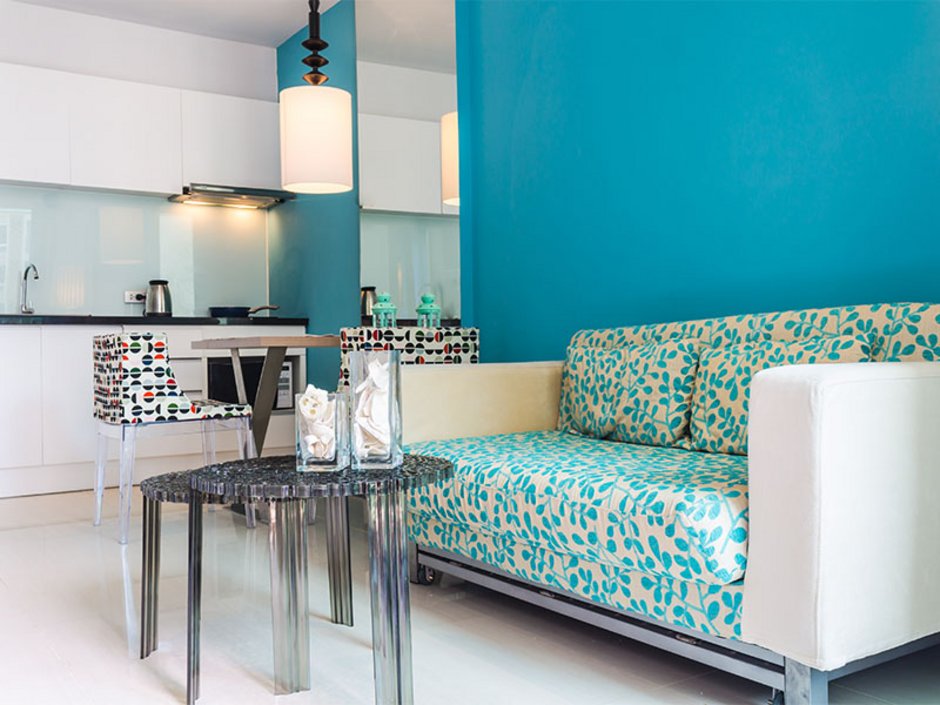 Wohnung mit Tisch, Sofa und Küchenzeile, Möbelmiete, Foto: iStock/MOCCABUNNY