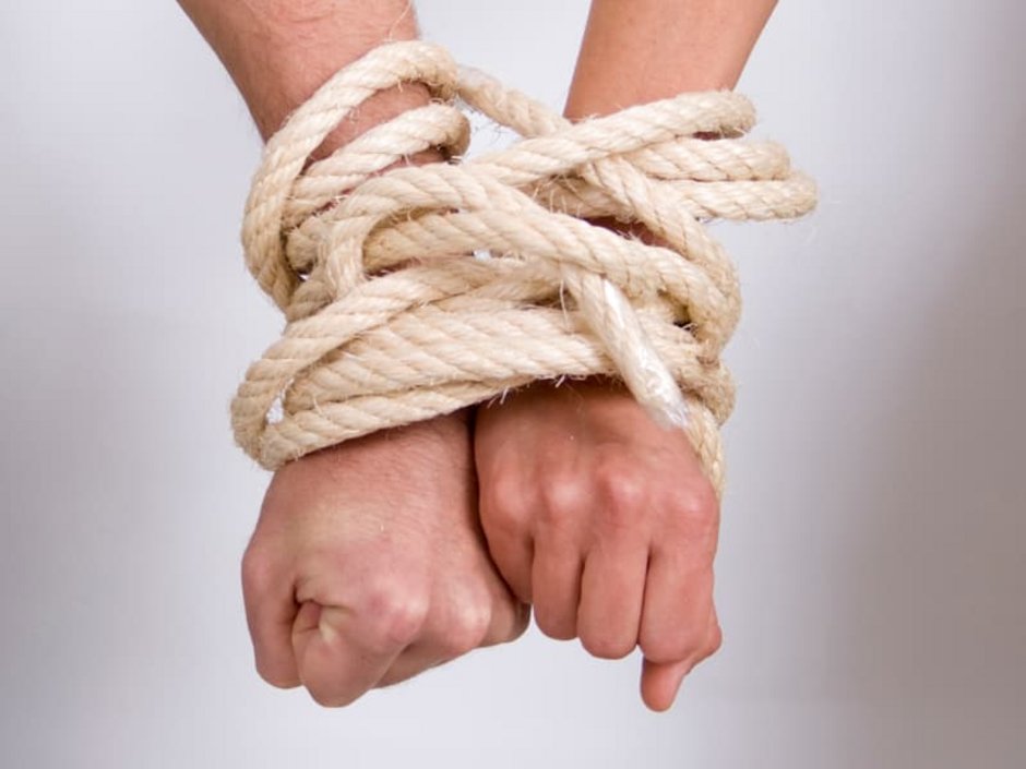 Immobilie geerbt, Immobilie erben, Wohnung erben, Haus erben, Erbengemeinschaft, zwei Hände sind mit einem Seil aneinander gefesselt, Foto: iStock.com/Cirilopoeta
