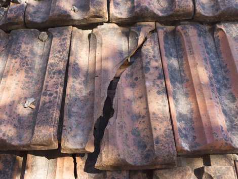Schäden, Dach, Instandhaltungsrücklage, Foto: iStock/bulentozber