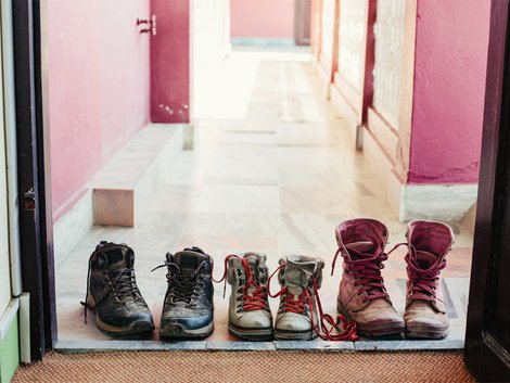 Corona Besichtigungstermin, Corona Wohnungsbesichtigung, Schuhe stehen vor einer Wohnungstüre, Foto: Annatamila/stock.adobe.com